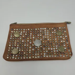MEDIUM MOROCCAN LEATHER STUDDED CLUTCH TAN